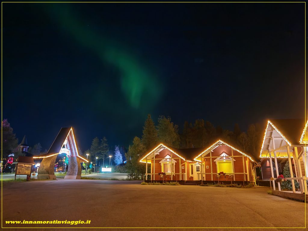 Dormire al Villaggio di Babbo Natale in Finlandia con l'aurora boreale