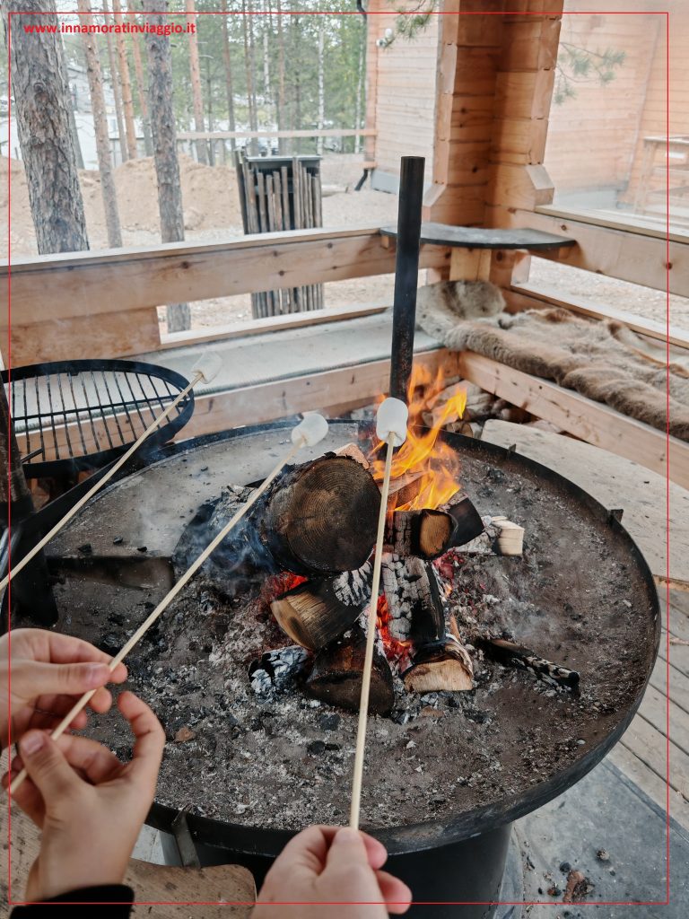 Marshmallow intorno al fuoco come veri lapponi